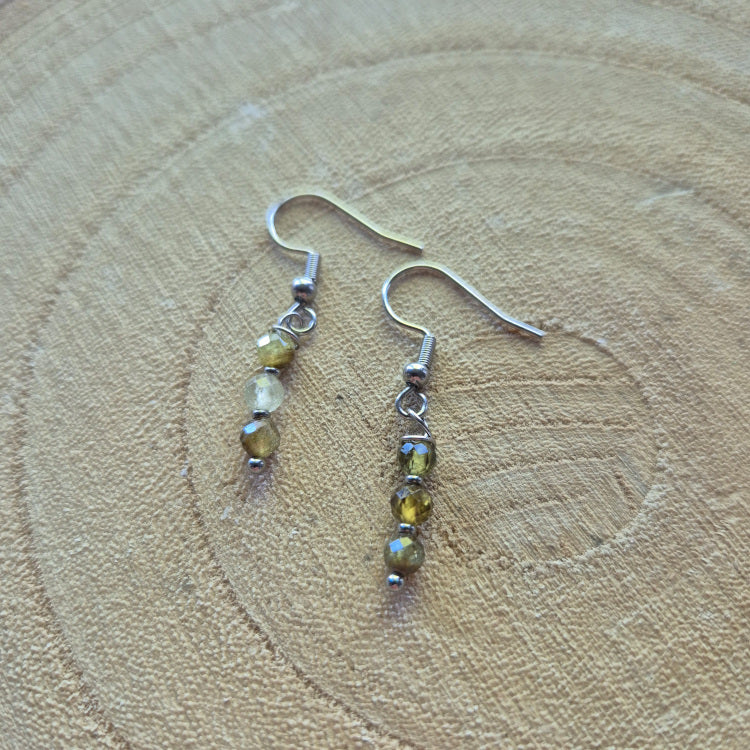 Boucles d’oreilles en grenat vert faites main – création artisanale en acier inoxydable, bijou naturel élégant