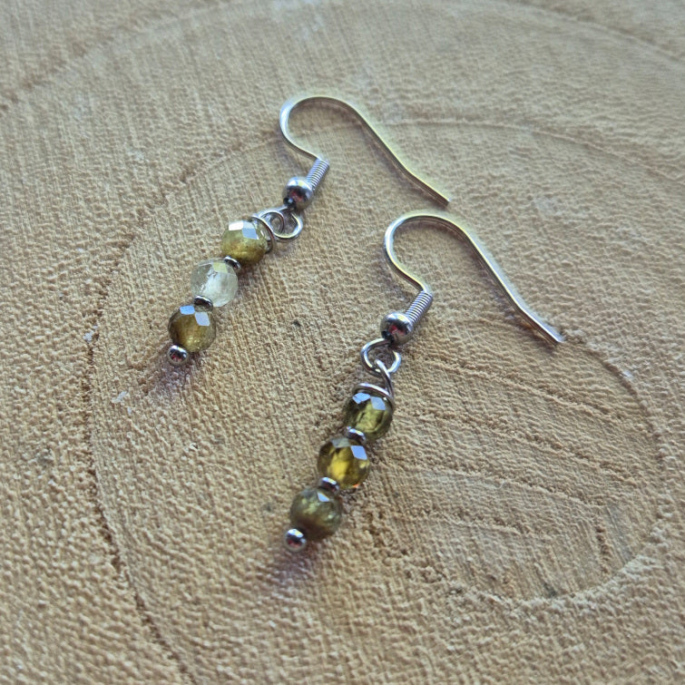 Boucles d’oreilles en grenat vert faites main – création artisanale en acier inoxydable, bijou naturel élégant