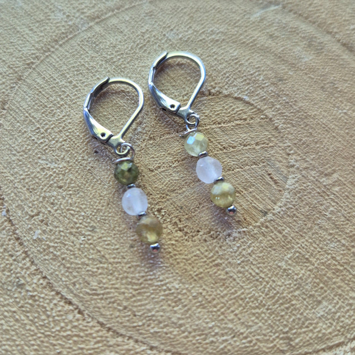 Boucles d’oreilles en grenat vert et quartz rose faites main – bijou artisanal en acier inoxydable, doux et lumineux