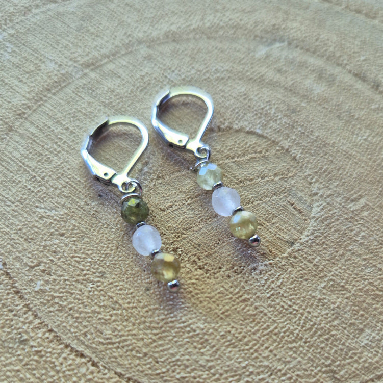 Boucles d’oreilles en grenat vert et quartz rose faites main – bijou artisanal en acier inoxydable, doux et lumineux