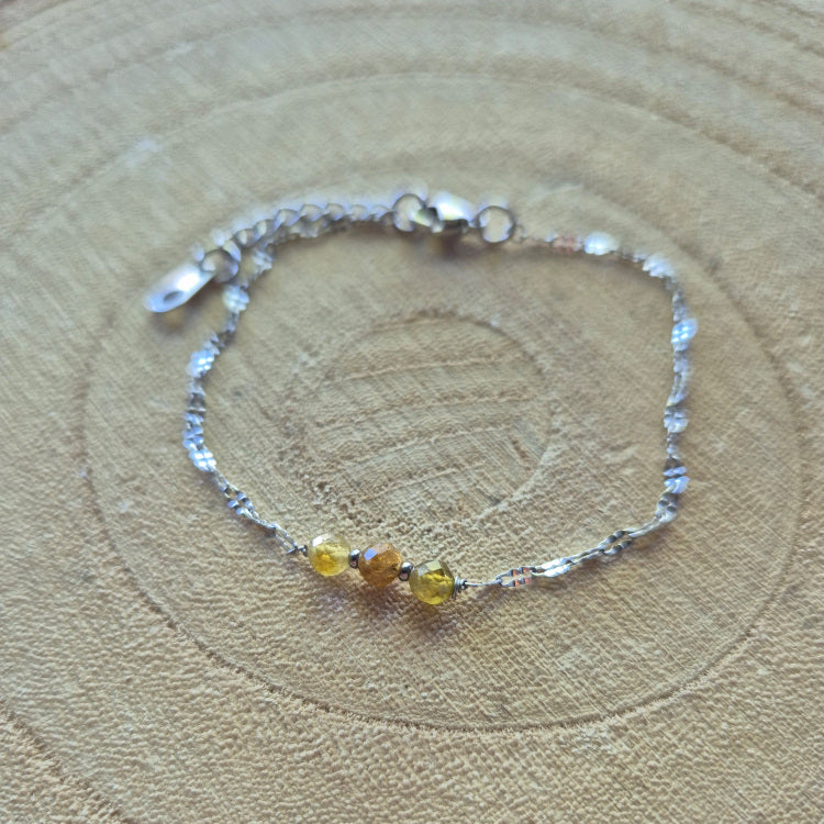 Bracelet en grenat vert – création Les Secrets de G&M en acier inoxydable, bijou naturel et inspirant