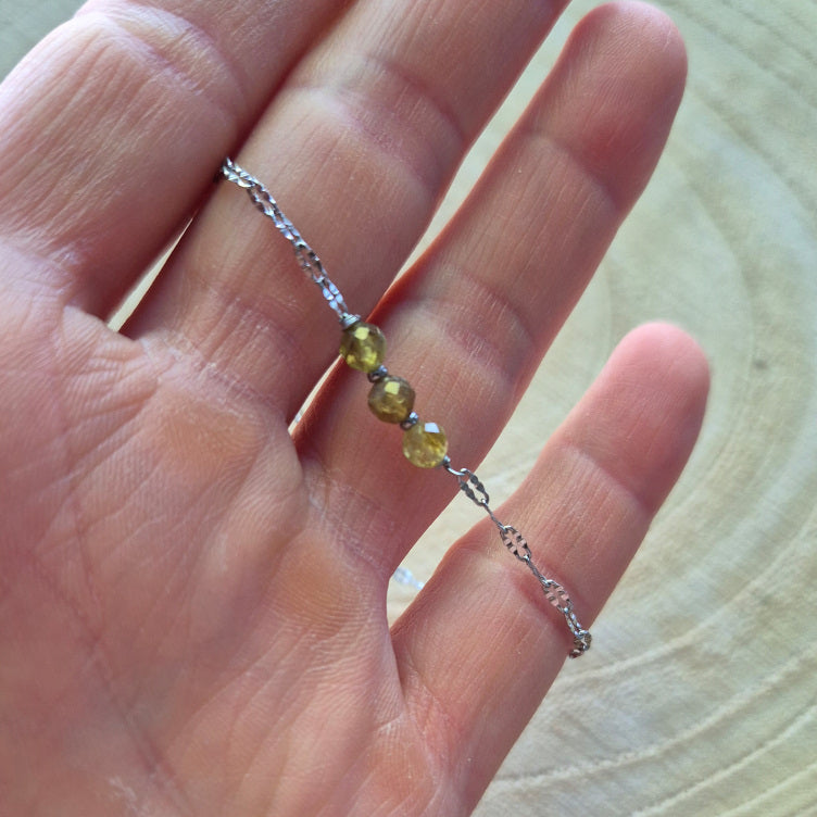 Bracelet en grenat vert – création Les Secrets de G&M en acier inoxydable, bijou naturel et inspirant