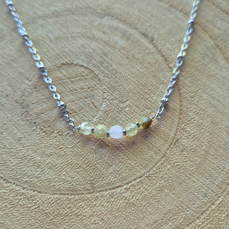 Collier grenat vert et quartz rose – création Les Secrets de G&M en acier inoxydable, bijou doux et symbolique