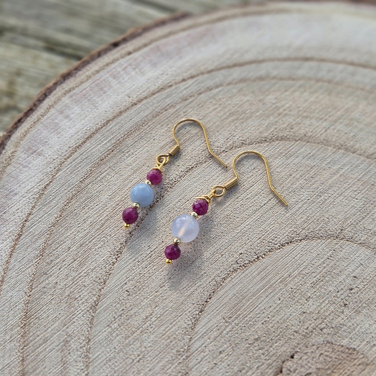 Boucle d'oreille Création en Rubis et Calcédoine Bleue