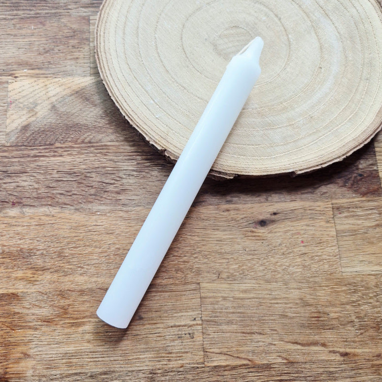 Bougie blanche allumée sur fond apaisant, symbole de pureté, de paix intérieure et de lumière spirituelle. Parfaite pour les rituels de purification, de méditation ou d’intention positive.