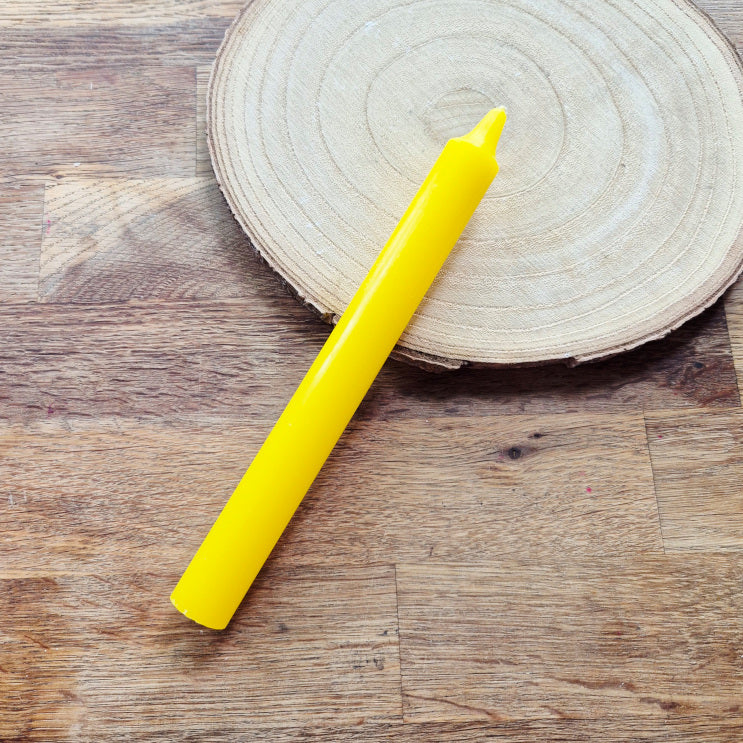 Bougie jaune allumée, symbole de joie, de clarté mentale et de réussite. Parfaite pour les rituels de confiance en soi, d’abondance et de concentration.