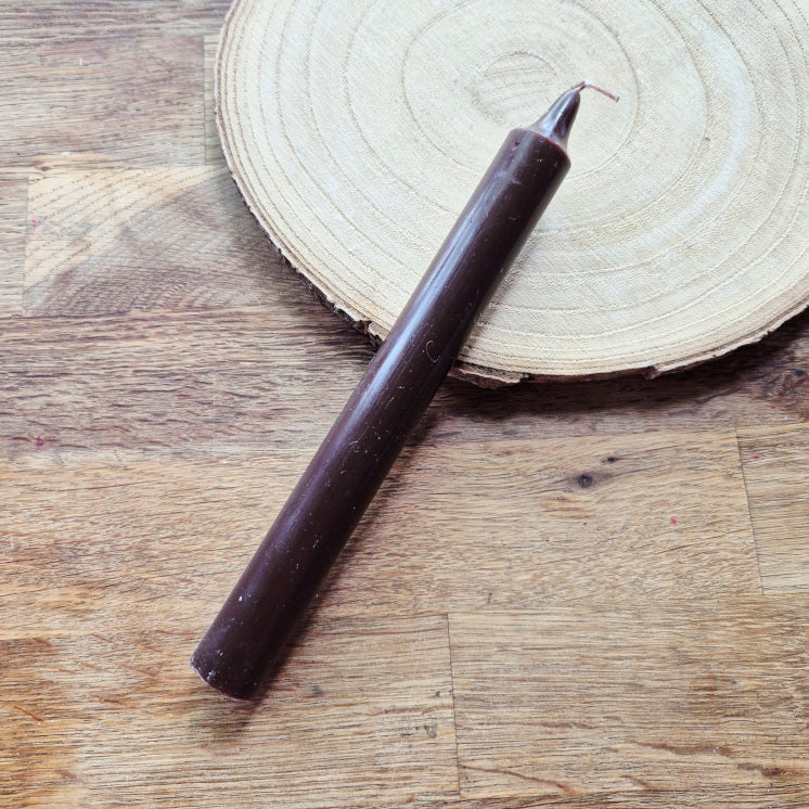 Bougie marron allumée, symbole d’ancrage, de stabilité et de connexion à la Terre. Idéale pour les rituels de centrage, de protection du foyer et de reconnexion à soi.