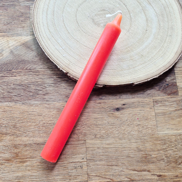 Bougie orange allumée, symbole de créativité, de joie et d’énergie positive. Idéale pour les rituels de motivation, d’abondance et de confiance en soi.
