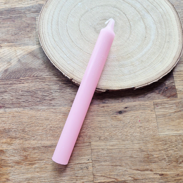 Bougie rose allumée, symbole d’amour, de tendresse et de guérison du cœur. Parfaite pour les rituels d’amour de soi, de paix intérieure et d’harmonie relationnelle.