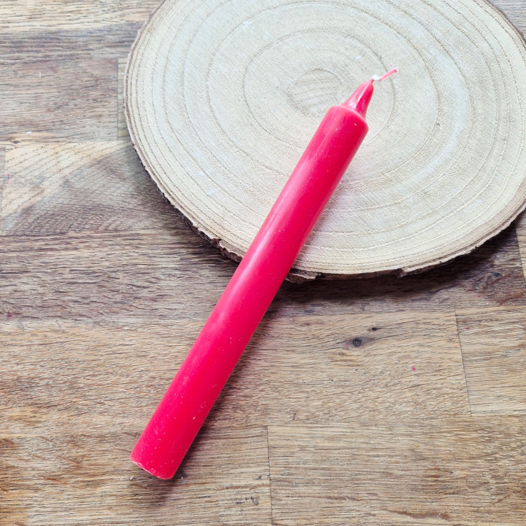 Bougie rouge allumée, symbole de force vitale, de passion et de protection. Parfaite pour les rituels d’amour, d’énergie, de courage et d’ancrage.