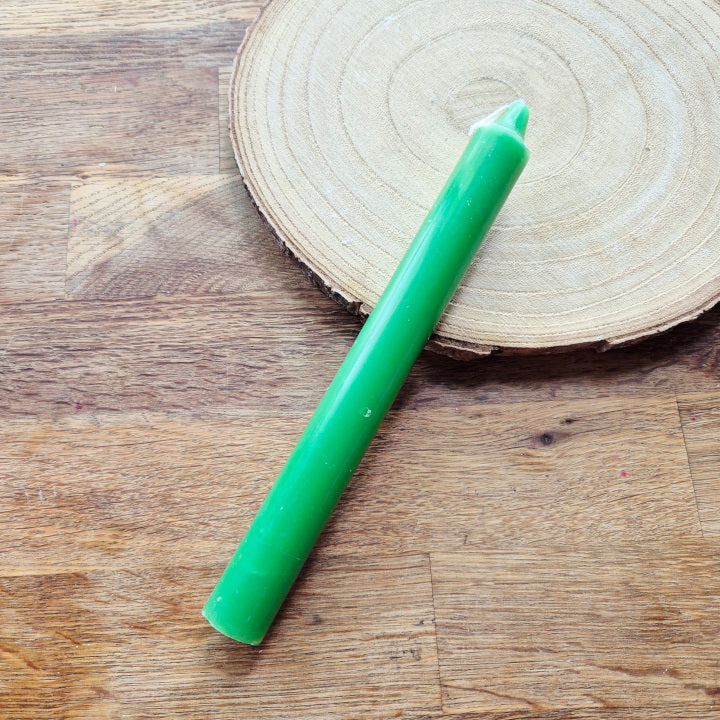 Bougie verte allumée, symbole d’abondance, d’équilibre et de guérison du cœur. Idéale pour les rituels de prospérité, de chance et d’harmonie intérieure.