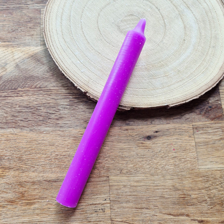 Bougie violette allumée, symbole de transformation, de sagesse et de spiritualité. Idéale pour les rituels d’élévation, de méditation et de connexion à l’intuition.