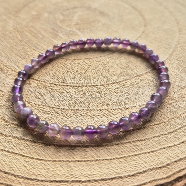 Bracelet en améthyste naturelle perles 4 mm, bracelet fin utilisé en lithothérapie pour l’apaisement et le calme mental.