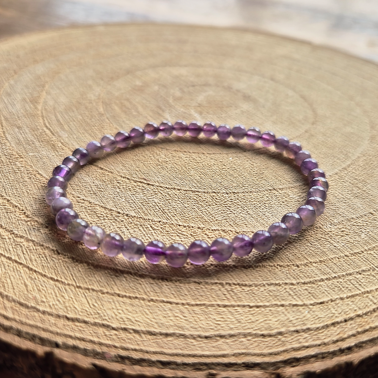 Bracelet en améthyste naturelle perles 4 mm, bracelet fin utilisé en lithothérapie pour l’apaisement et le calme mental.