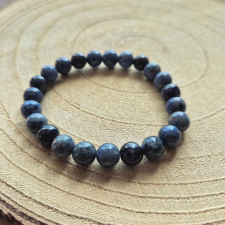 Bracelet en dumortiérite naturelle avec perles de 8 mm aux nuances bleues montées sur élastique
