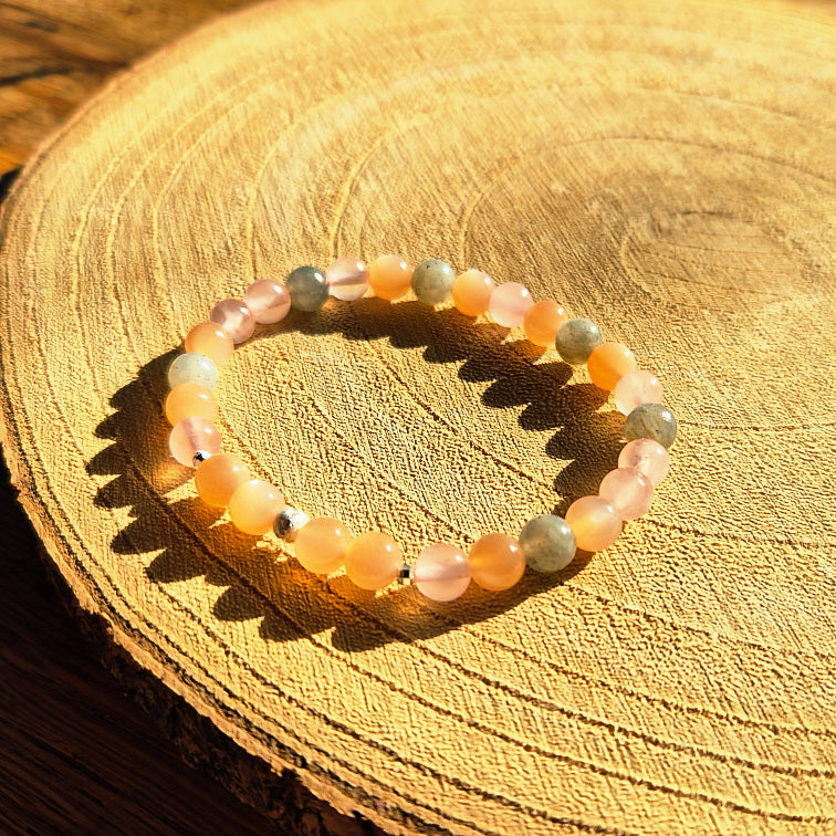Bracelet en Pierre de Soleil, Quartz Rose et Labradorite — confiance en soi, estime personnelle et rayonnement positif.