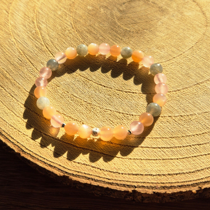 Bracelet en Pierre de Soleil, Quartz Rose et Labradorite — confiance en soi, estime personnelle et rayonnement positif.