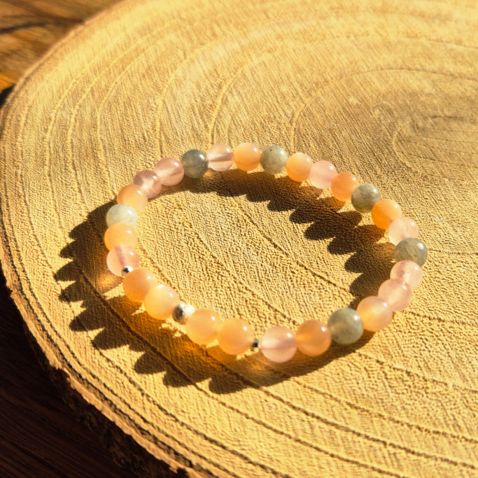 Bracelet en Pierre de Soleil, Quartz Rose et Labradorite — confiance en soi, estime personnelle et rayonnement positif.