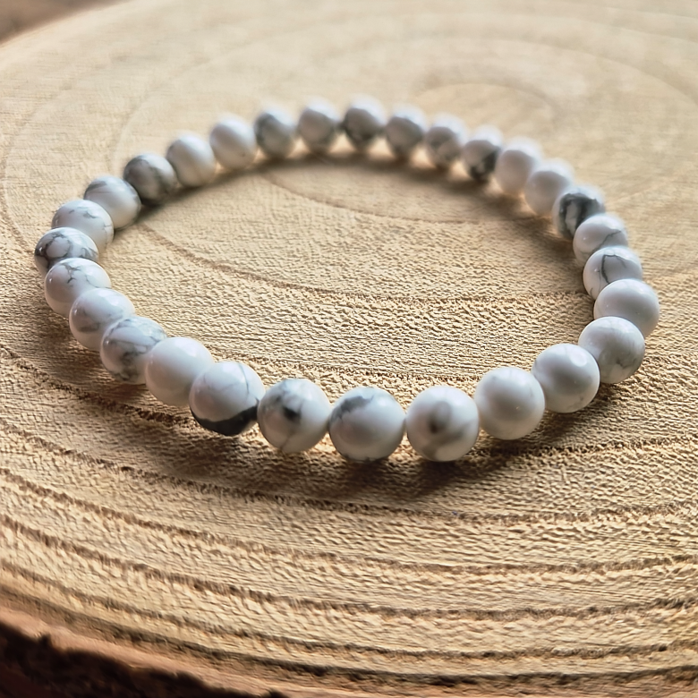 Bracelet en howlite naturelle du Zimbabwe perles 6 mm, bracelet utilisé en lithothérapie pour l’apaisement et le calme intérieur.