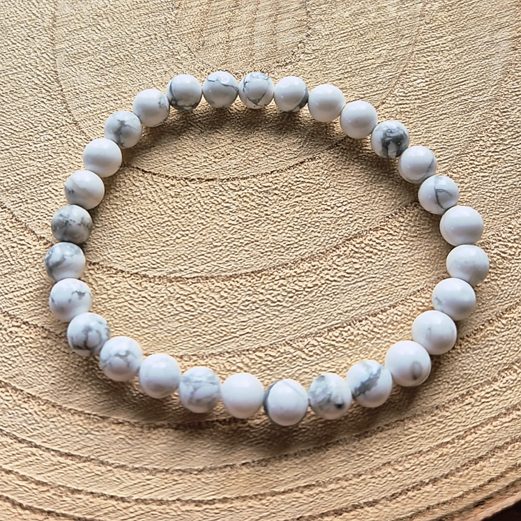 Bracelet en howlite naturelle du Zimbabwe perles 6 mm, bracelet utilisé en lithothérapie pour l’apaisement et le calme intérieur.