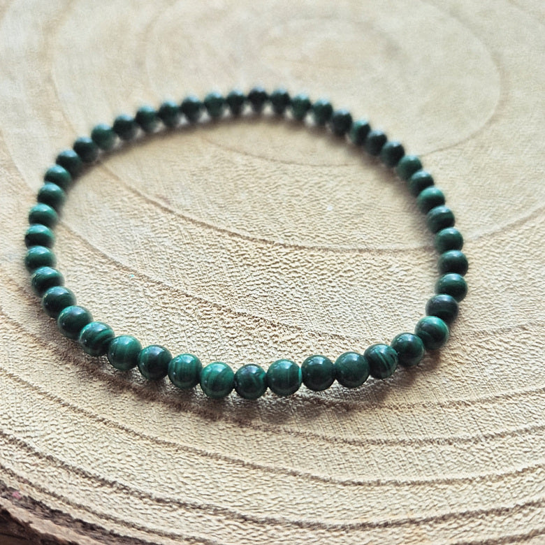 Bracelet en malachite naturelle avec perles de 4 mm aux motifs verts caractéristiques montées sur élastique