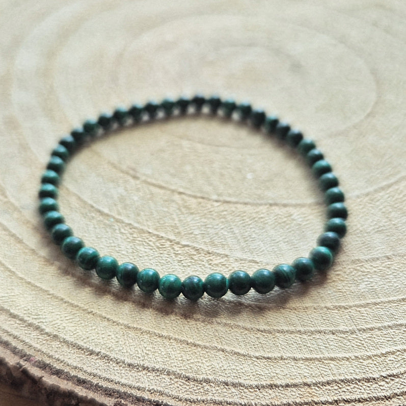 Bracelet en malachite naturelle avec perles de 4 mm aux motifs verts caractéristiques montées sur élastique