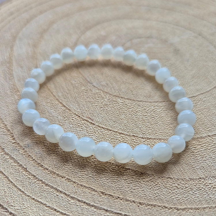 Bracelet en pierre de lune naturelle avec perles de 6 mm aux reflets nacrés montées sur élastique
