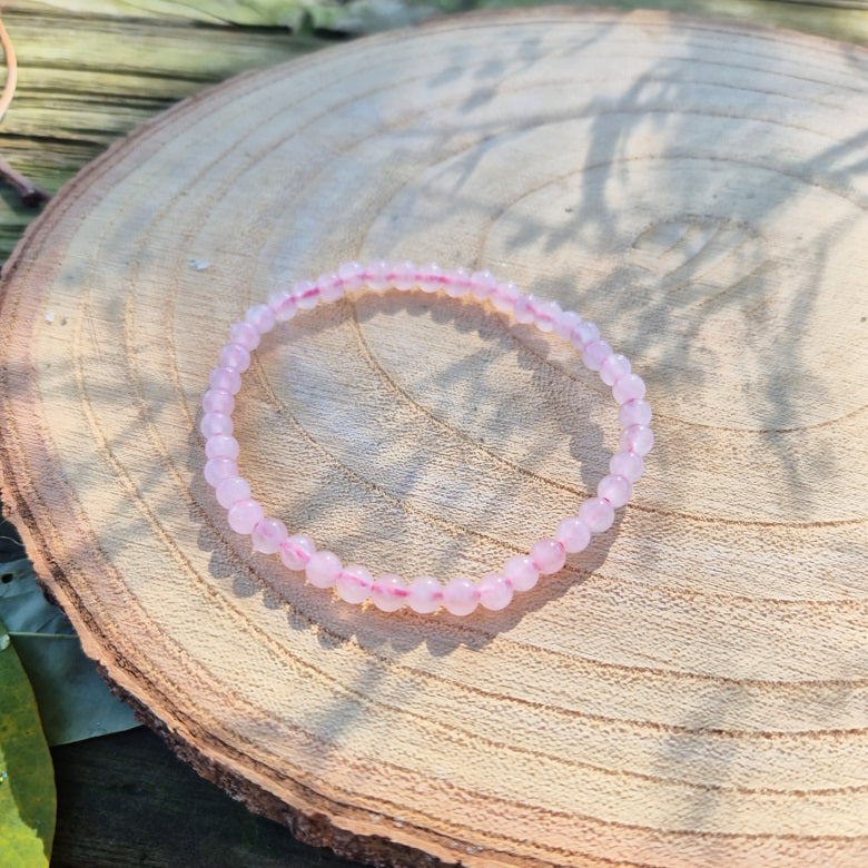 Bracelet en perles de 4 mm en quartz rose naturel du Brésil, pierre d’amour, de tendresse et d’apaisement émotionnel.