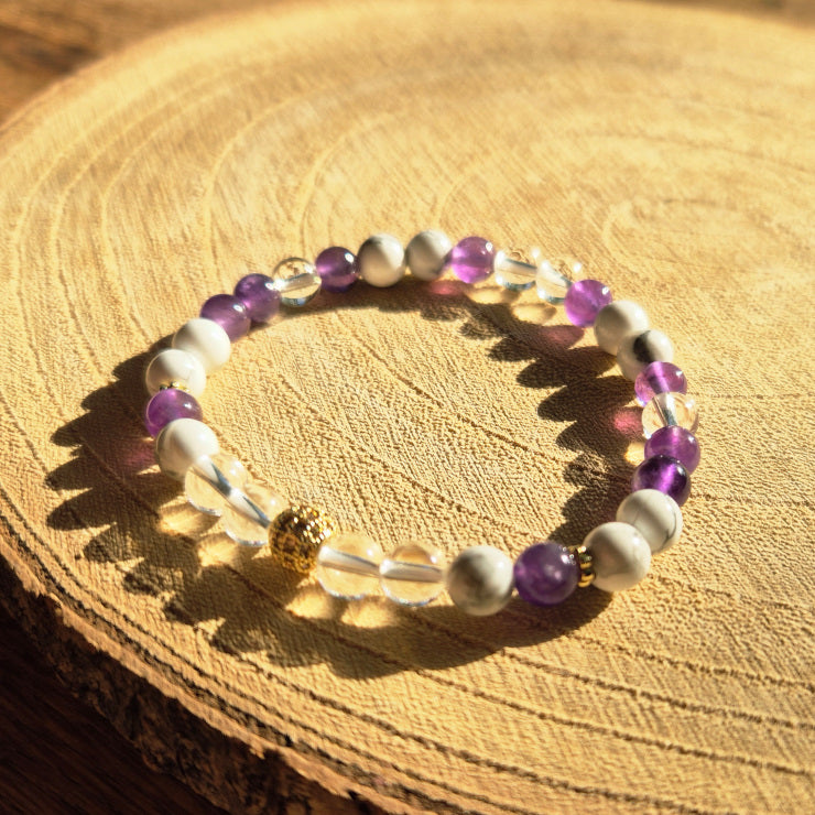Bracelet apaisant en Améthyste, Howlite et Cristal de Roche — favorise le sommeil, la détente et la sérénité du mental.