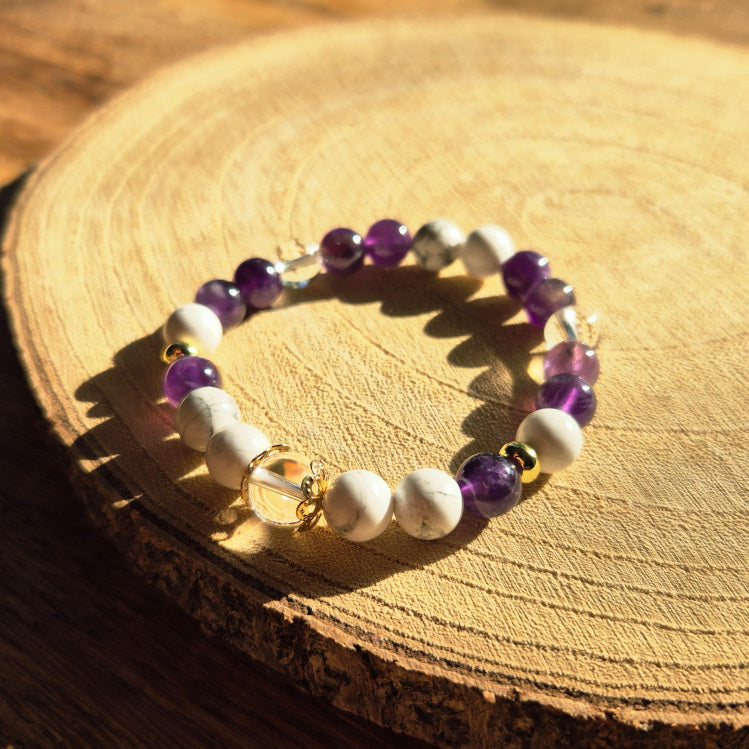 Bracelet apaisant en Améthyste, Howlite et Cristal de Roche — favorise le sommeil, la détente et la sérénité du mental.
