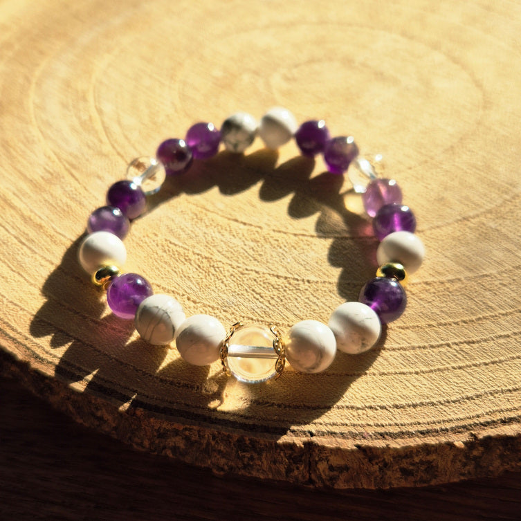 Bracelet apaisant en Améthyste, Howlite et Cristal de Roche — favorise le sommeil, la détente et la sérénité du mental.