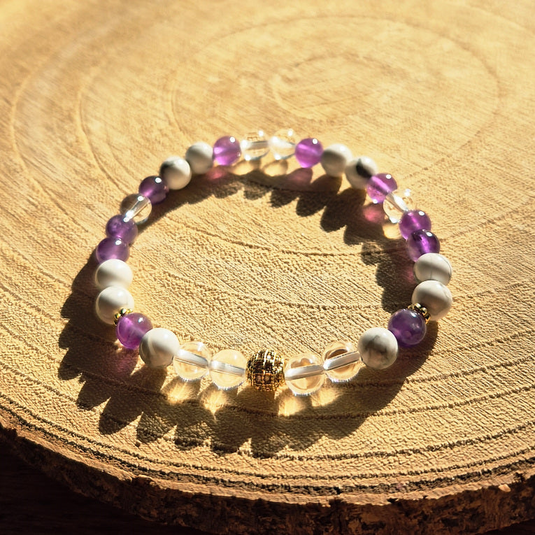 Bracelet apaisant en Améthyste, Howlite et Cristal de Roche — favorise le sommeil, la détente et la sérénité du mental.