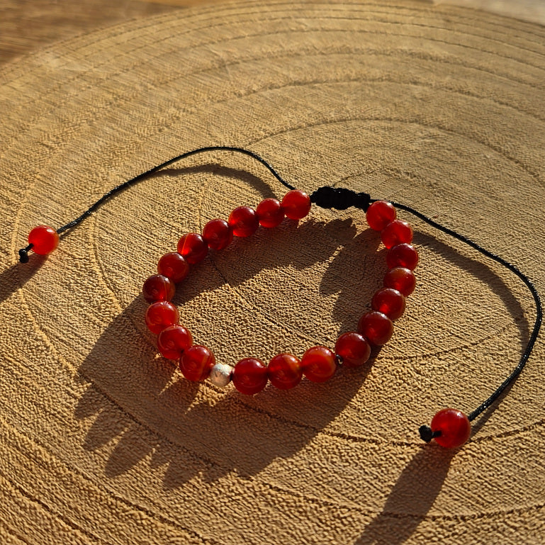 Bracelet réglable en cornaline naturelle 6 mm, monté sur cordon macramé, création artisanale Les Secrets de G&M