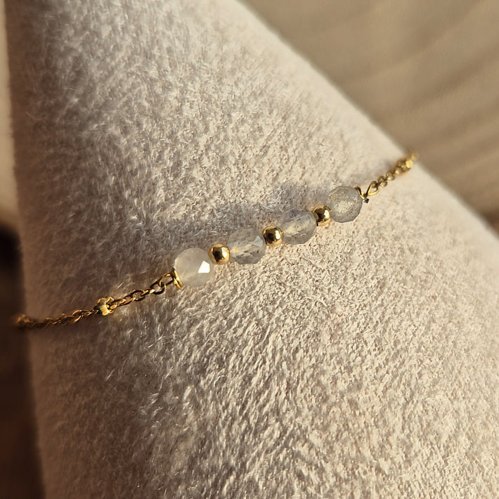 Bracelet fin en Labradorite naturelle 2 à 3 mm avec quatre perles, monté sur chaîne dorée en acier inoxydable, création artisanale Les Secrets de G&M.