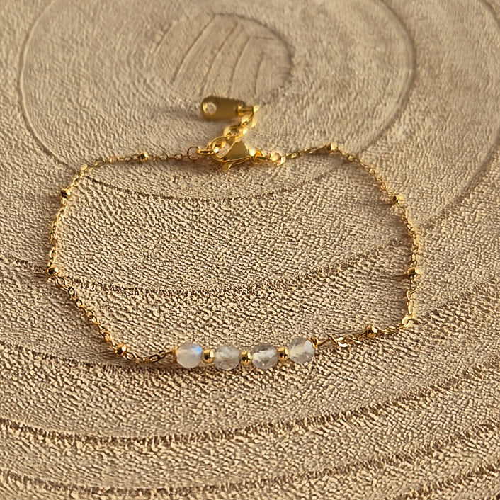 Bracelet fin en Labradorite naturelle 2 à 3 mm avec quatre perles, monté sur chaîne dorée en acier inoxydable, création artisanale Les Secrets de G&M.