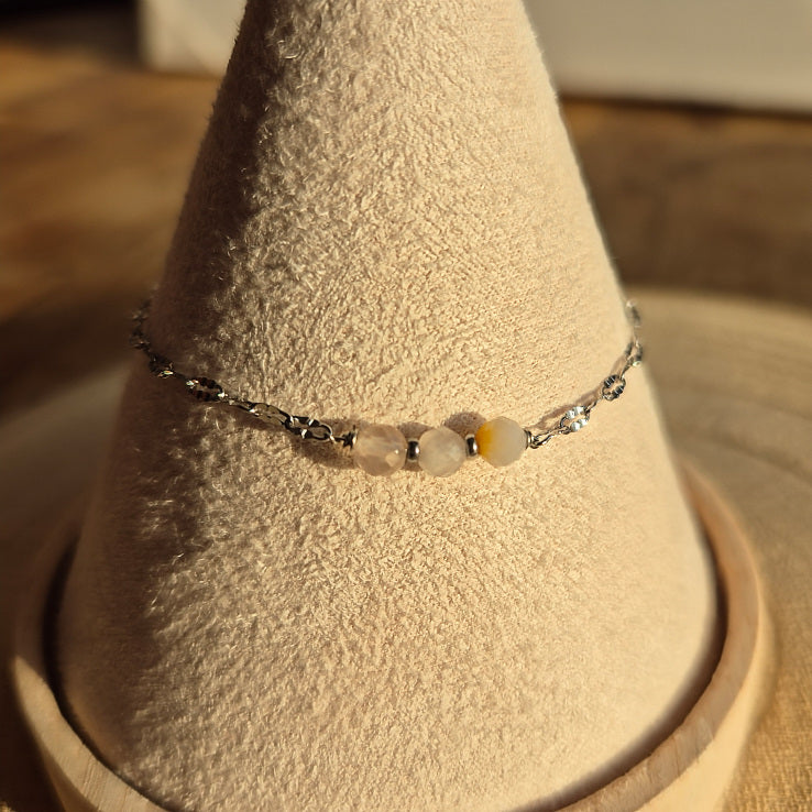 Bracelet fin en Agate Fleur de Cerisier naturelle 2 à 3 mm avec trois perles, monté sur chaîne argent en acier inoxydable, création artisanale Les Secrets de G&M.