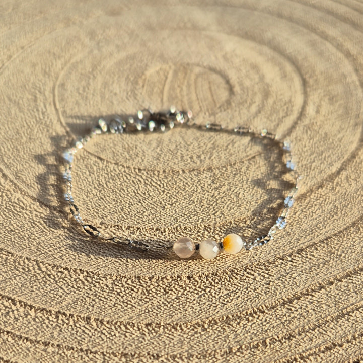 Bracelet fin en Agate Fleur de Cerisier naturelle 2 à 3 mm avec trois perles, monté sur chaîne argent en acier inoxydable, création artisanale Les Secrets de G&M.