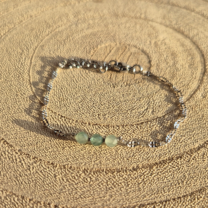 Bracelet fin en Aventurine verte naturelle 2 à 3 mm avec trois perles, monté sur chaîne argent en acier inoxydable, création artisanale Les Secrets de G&M.