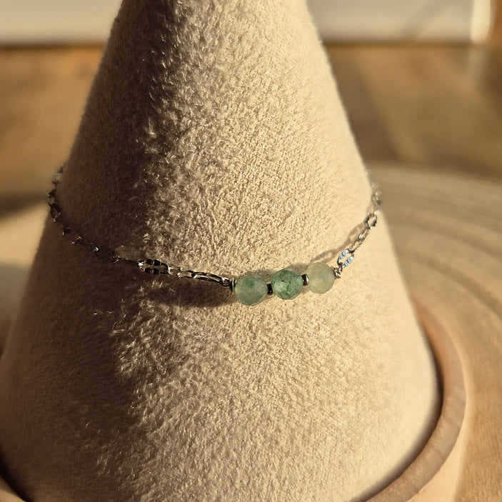 Bracelet fin en Aventurine verte naturelle 2 à 3 mm avec trois perles, monté sur chaîne argent en acier inoxydable, création artisanale Les Secrets de G&M.