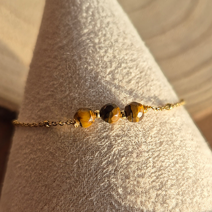 Bracelet fin en Œil de Tigre naturel 2 à 3 mm avec trois perles, monté sur chaîne argent en acier inoxydable, création artisanale Les Secrets de G&M.
