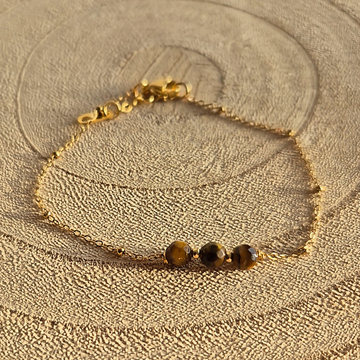 Bracelet fin en Œil de Tigre naturel 2 à 3 mm avec trois perles, monté sur chaîne argent en acier inoxydable, création artisanale Les Secrets de G&M.
