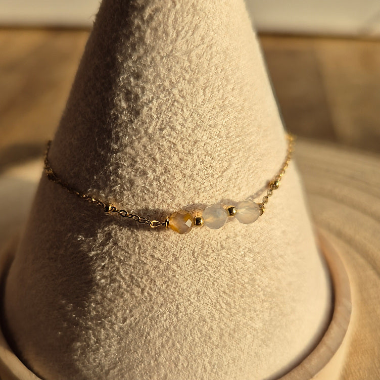 Bracelet fin en Agate Fleur de Cerisier naturelle 2 à 3 mm avec trois perles, monté sur chaîne dorée en acier inoxydable, création artisanale Les Secrets de G&M.