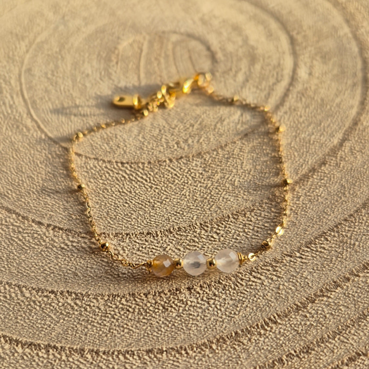 Bracelet fin en Agate Fleur de Cerisier naturelle 2 à 3 mm avec trois perles, monté sur chaîne dorée en acier inoxydable, création artisanale Les Secrets de G&M.