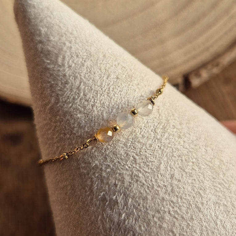 Bracelet fin en Agate Fleur de Cerisier naturelle 2 à 3 mm avec trois perles, monté sur chaîne dorée en acier inoxydable, création artisanale Les Secrets de G&M.