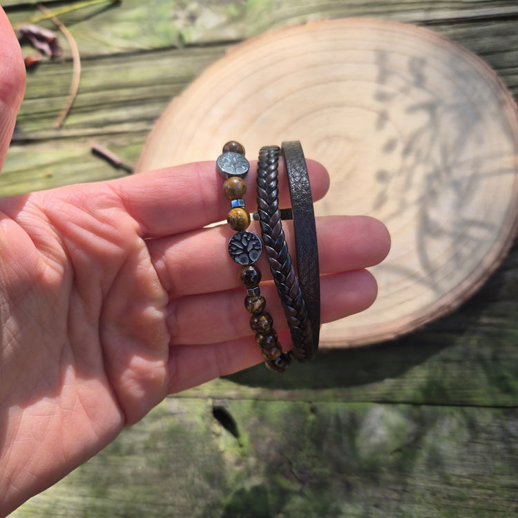 Bracelet homme en cuir orné de perles d’œil de tigre naturel, pierre de protection et de confiance en soi.