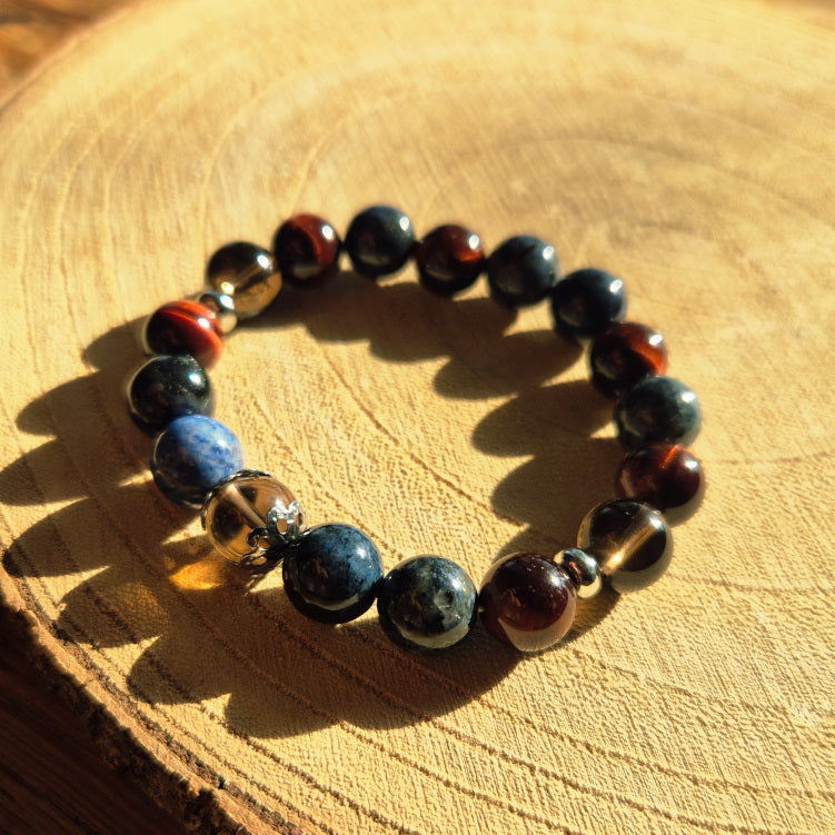 Bracelet en pierres naturelles d’Œil de Taureau, Dumortiérite et Quartz Fumé — symbole de force mentale, ancrage et endurance en lithothérapie.
