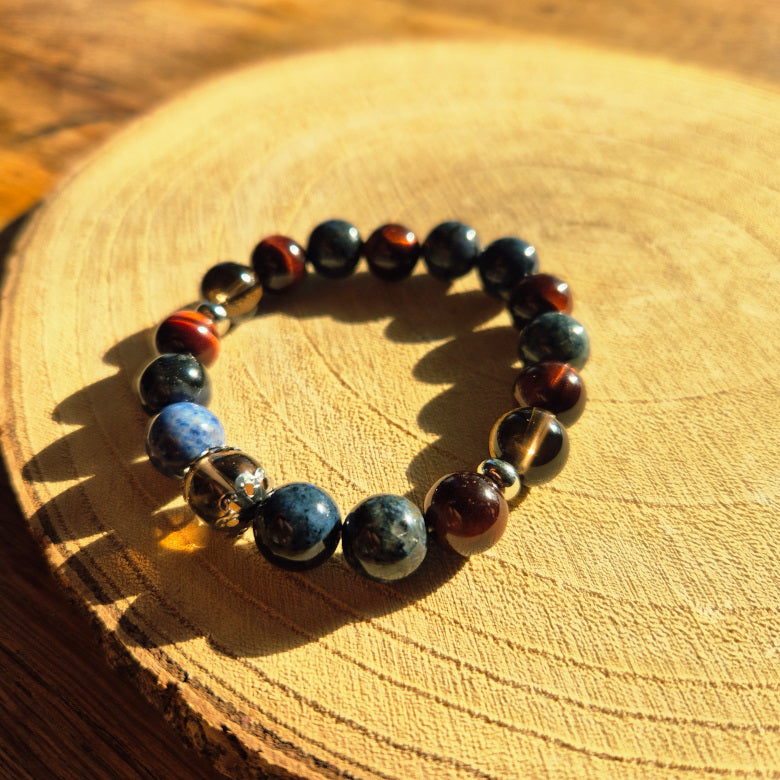 Bracelet en pierres naturelles d’Œil de Taureau, Dumortiérite et Quartz Fumé — symbole de force mentale, ancrage et endurance en lithothérapie.