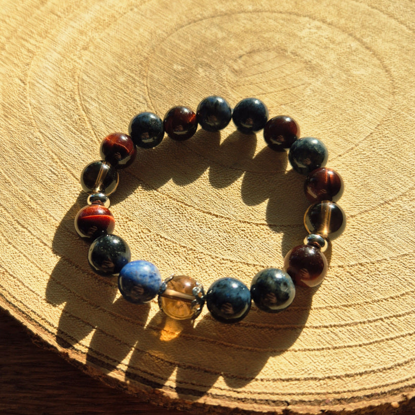 Bracelet en pierres naturelles d’Œil de Taureau, Dumortiérite et Quartz Fumé — symbole de force mentale, ancrage et endurance en lithothérapie.