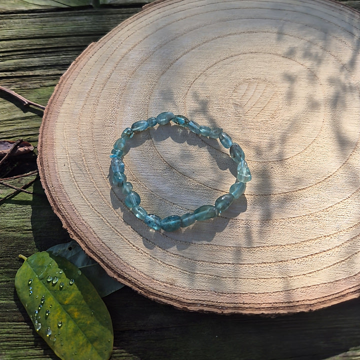 Bracelet en perles baroques en apatite bleue naturelle du Brésil, pierre de communication, de créativité et de confiance.