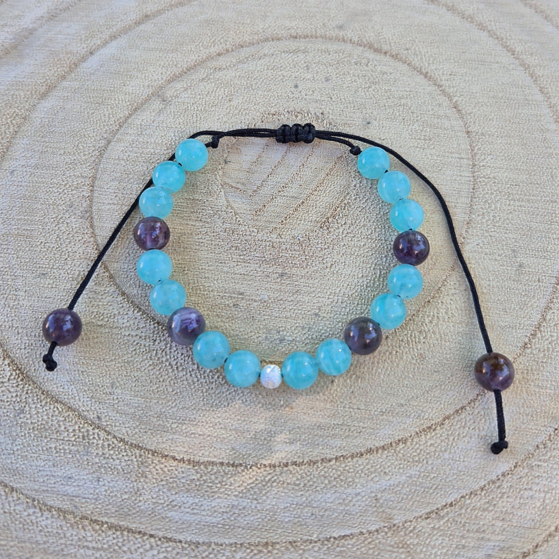 Bracelet enfant en Amazonite et Améthyste, fermeture macramé réglable, pierre de douceur et de communication apaisée.